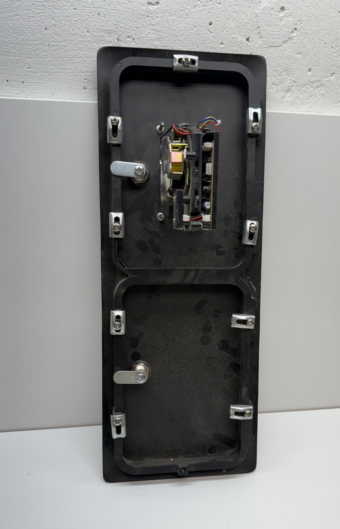 Over / Under 1-Slot Coin Door