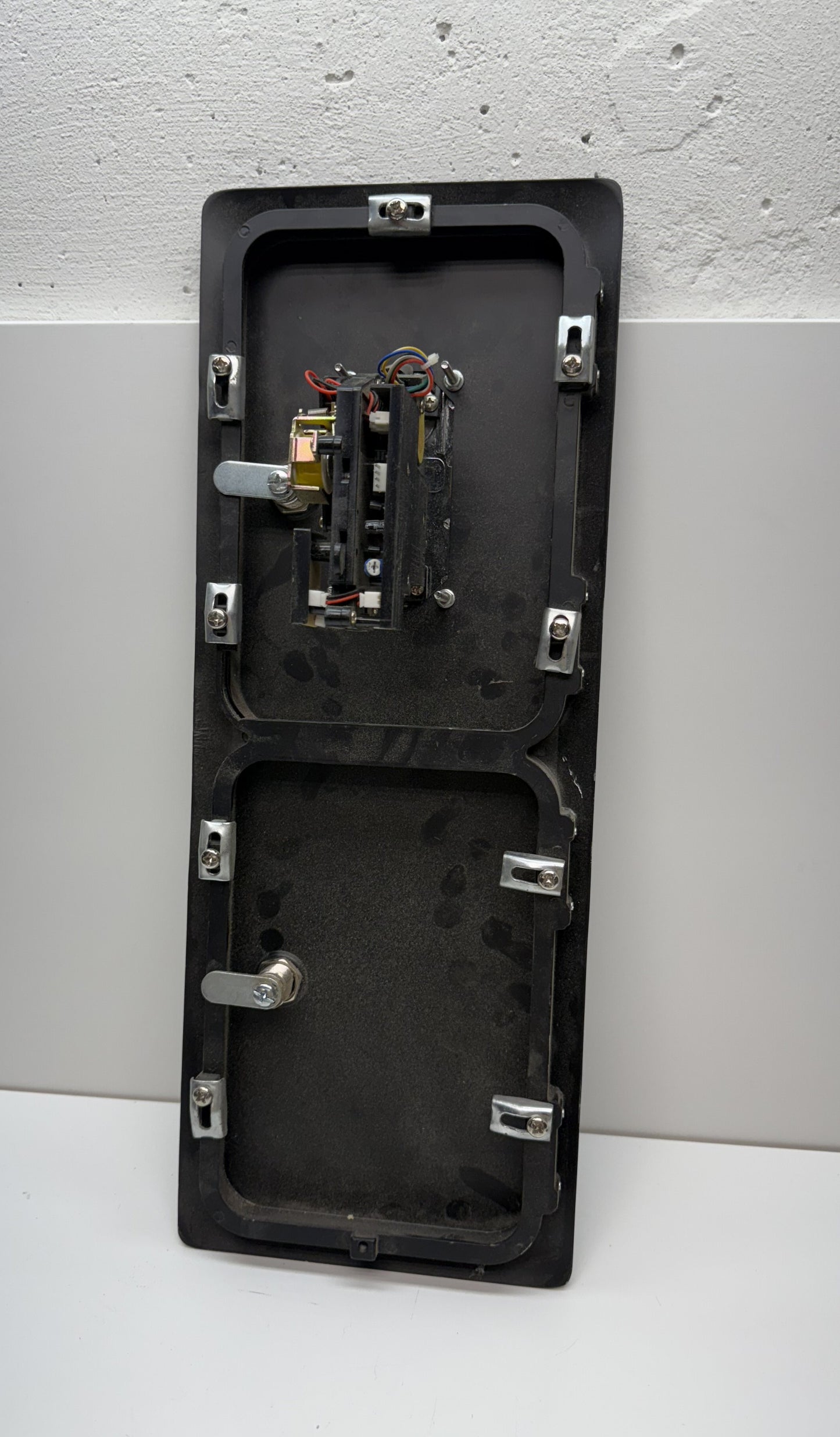 Over / Under 1-Slot Coin Door